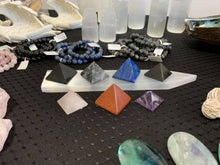 Load image into Gallery viewer, Pyramid - Rose Quartz 25mm